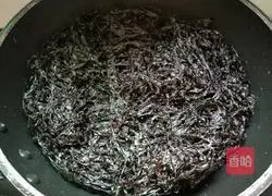 Illustration of how to make seaweed and white meatball soup 2