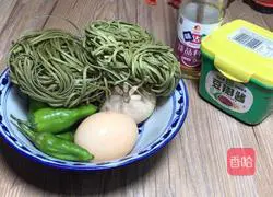 Illustration of how to make green pepper and egg mixed with kelp noodles 1