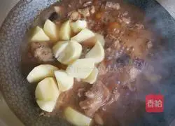 Illustration of how to stew chicken legs with potatoes 11