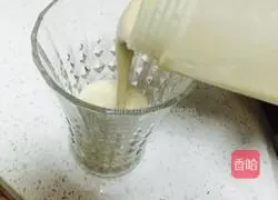 Illustration of how to make banana milkshake 4