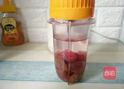 Illustration of how to make mint honey red plum juice 6