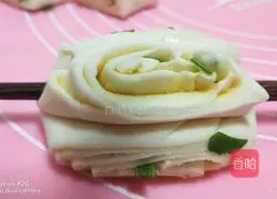 Illustration of making homemade green onion rolls 9