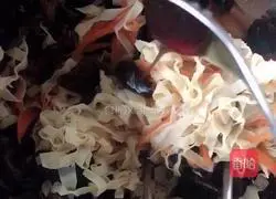 Illustration of how to make cold black fungus 7