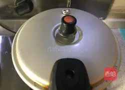 Illustration of how to make Cordyceps, Flowers, Ginseng and Chicken Soup 10