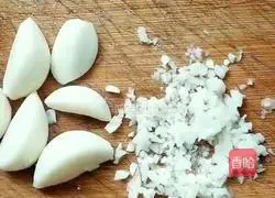 Illustration of how to make fried pasta with garlic and shrimp oil 2