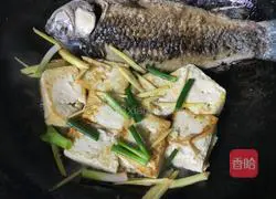 Illustration of how to make nutritious milk white crucian carp tofu soup 6