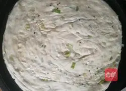 Illustration of how to make delicious home-style scallion pancakes 4