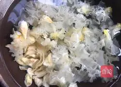 Illustration of how to make fresh orange and white fungus soup 4