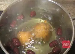 Illustration of how to make lung-moistening winter fruit pear soup 3