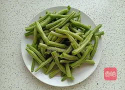 Illustration of how to make braised noodles with olive oil and beans 4