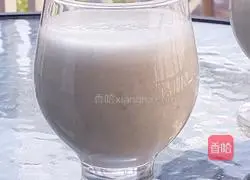 Illustration of how to make banana milkshake 6