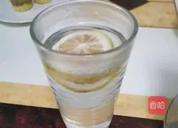 Illustration of how to drink lemon citrus honey water in spring and summer 4