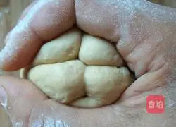 Illustration of how to make brown sugar and jujube steamed buns 16