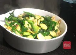 Illustration of how to make stir-fried eggs with leeks and broad beans 15