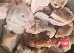 Illustration of how to make mushroom stewed chicken soup 1