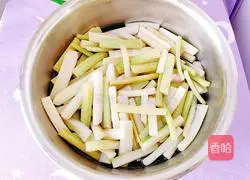 Illustration of how to make braised chicken with cattail sprouts 9