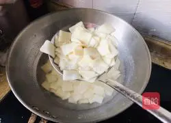 Illustration of how to make fried noodles with eggs and tomatoes 9