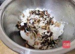 Illustration of making glutinous rice rolls 5