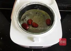 Illustration of how to make red date and white fungus soup 6