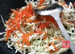 Illustration of how to make cabbage and carrot fried noodles 4