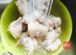 Soybean and peanut pig's trotters stew recipe 5