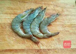 Illustration of how to make garlic sprouts, tofu and prawn soup 4