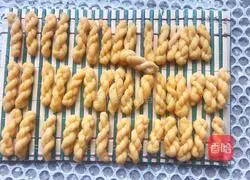 Illustration of how to make egg twists 11