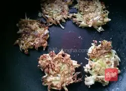 Illustration of how to make olive shredded pancake 9