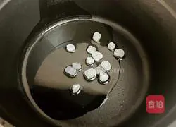 Illustration of how to cook pork ribs with quail eggs 5