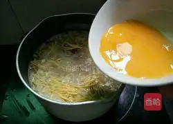 Illustration of how to make pork ribs and vegetable noodles 9