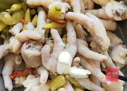 Illustration of how to make pickled pepper chicken feet 5