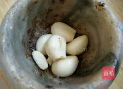 Illustration of how to make garlic mixed with chrysanthemum chrysanthemum 4