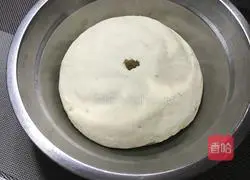 Illustration of how to make mushroom and bean paste buns 3