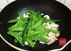 Illustration of how to make fried meat with snow peas 9