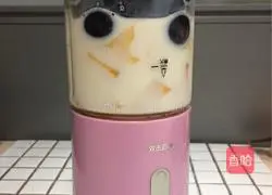 Illustration of how to make grape and apple juice 4