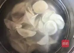 Illustration of how to make Liuye dumplings 6