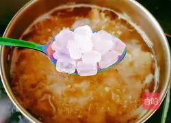 Illustration of how to make kiwi barley and white fungus soup 8