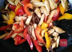 Illustration of how to make king oyster mushroom shredded pork and double pepper hand-rolled noodles 4