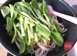 Illustration of Laoganma's fried udon noodles 12