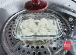 Illustration of how to make steamed yam with rock sugar lily 6