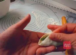 Chives and hairtail fish dumplings#New Year's Eve dinner recipe illustration 16