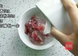 Illustration of how to make spicy braised pork noodles 1