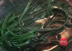 Illustration of how to make kelp and soybean stewed chicken wings 2