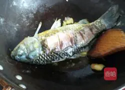 How to make crucian carp tofu soup Illustration 4