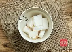 Illustration of how to make bamboo shoots and pork ribs soup 4