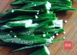 Illustration of how to make fried meat with okra 1