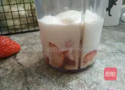 Illustration of how to make strawberry milk 6