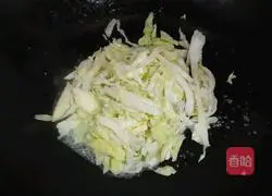 Illustration of how to stir-fry vermicelli with cabbage 2