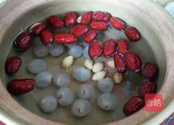 Illustration of how to make Red Date and Longan Blood Decoction 7