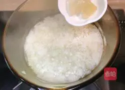 Illustration of how to make rice wine, rock sugar and snow pear soup 6